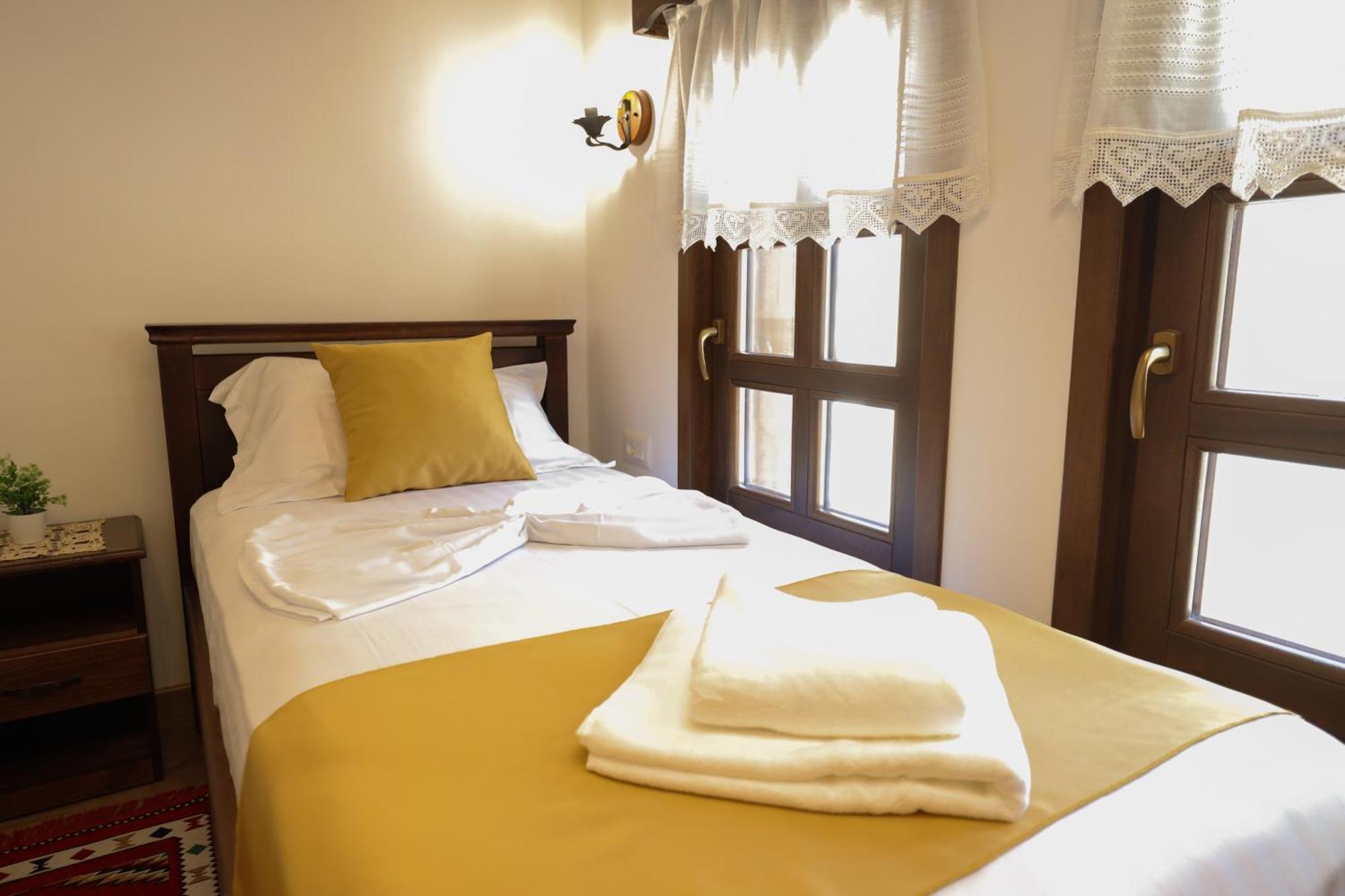 The House Of Dollma , Inside Kruja Castle Hotell Rum bild