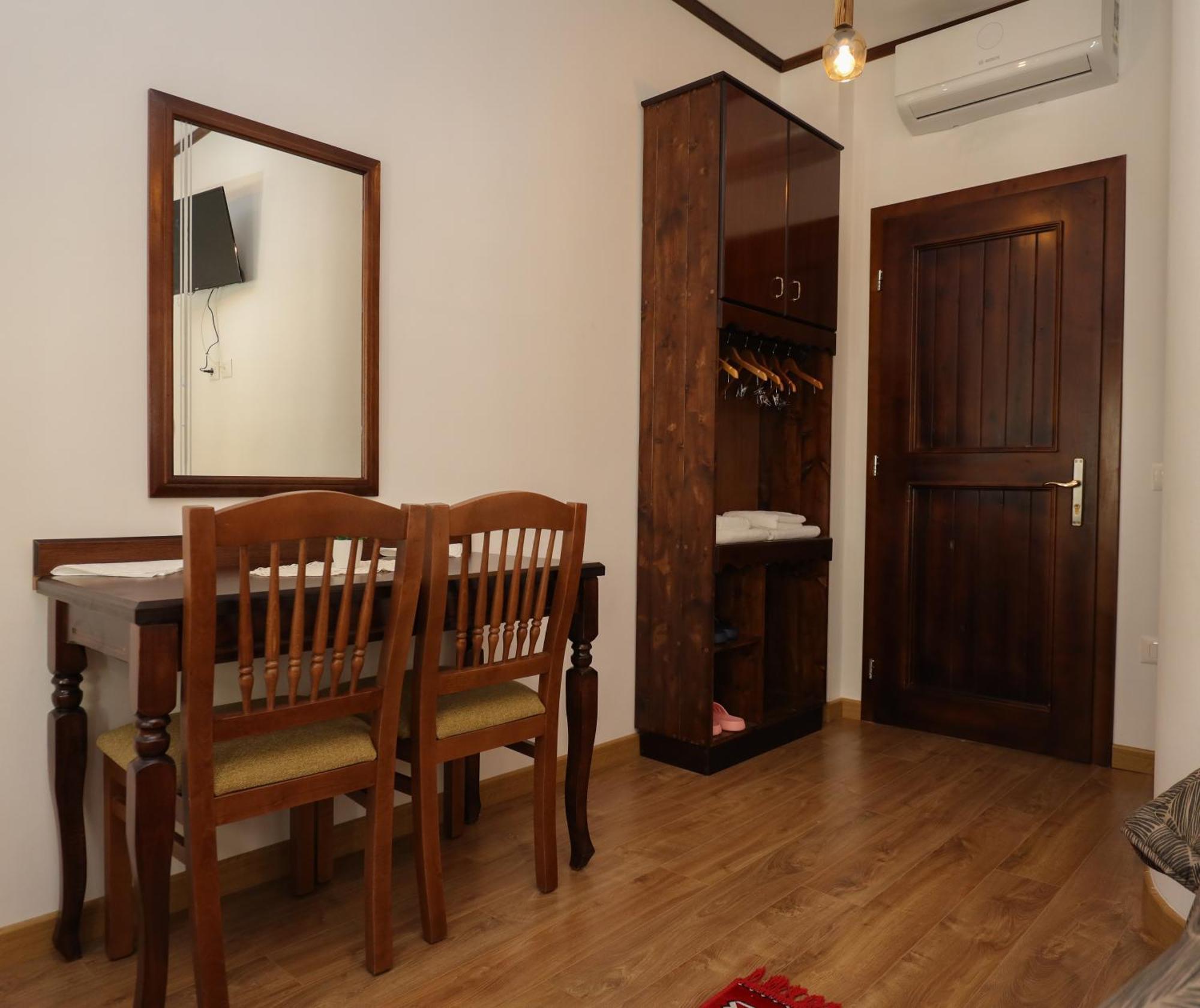 The House Of Dollma , Inside Kruja Castle Hotell Rum bild