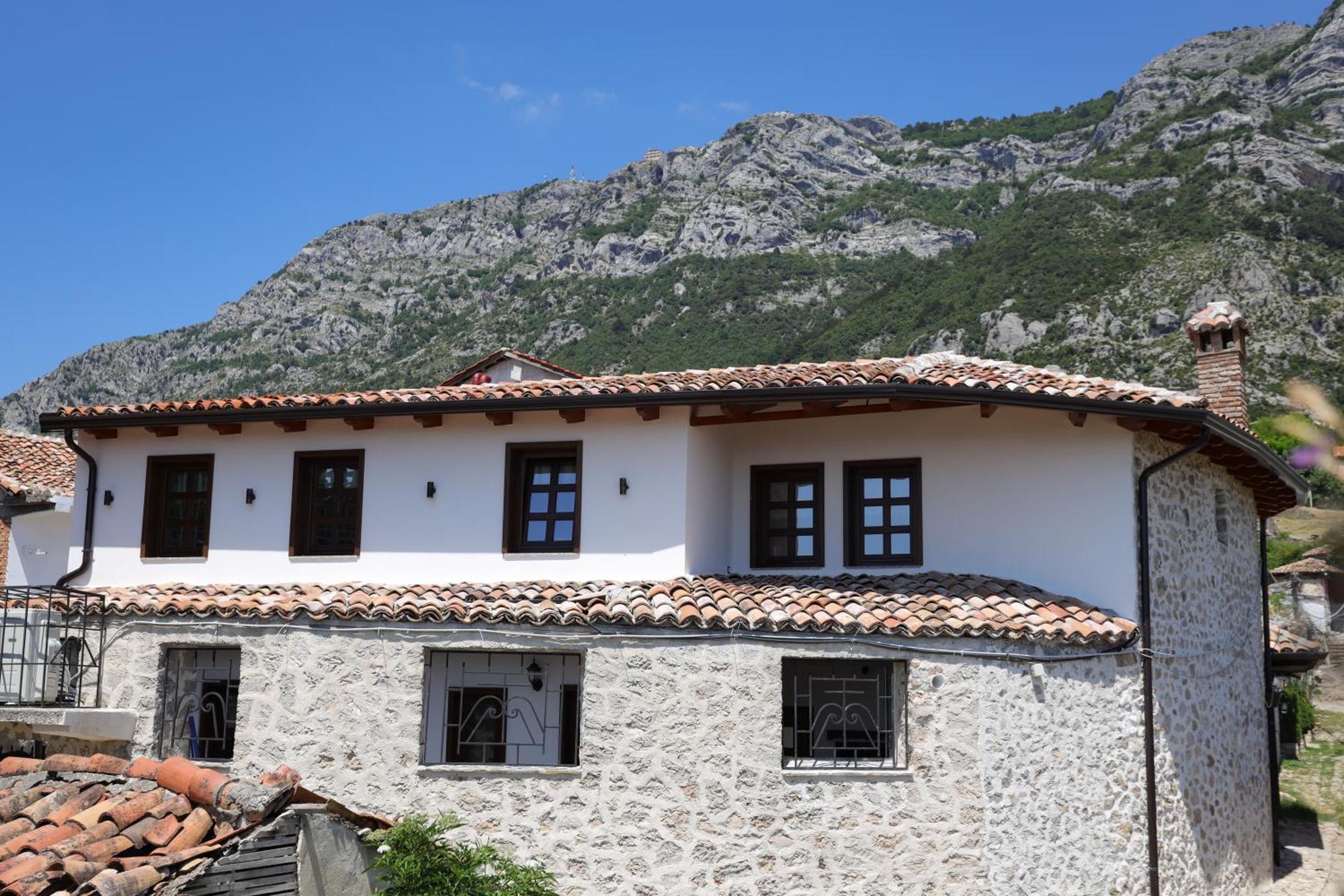 The House Of Dollma , Inside Kruja Castle Hotell Exteriör bild
