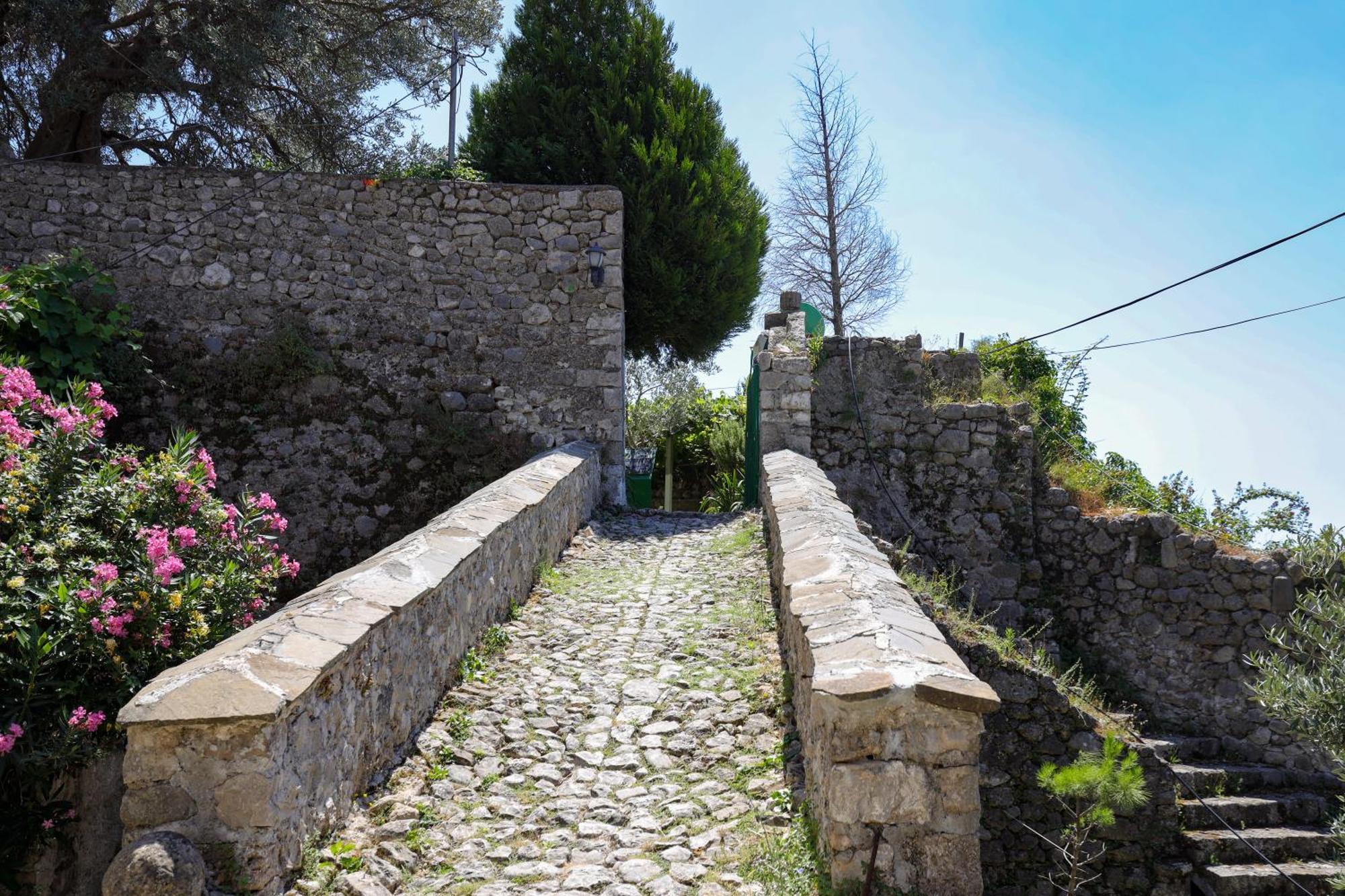 The House Of Dollma , Inside Kruja Castle Hotell Exteriör bild