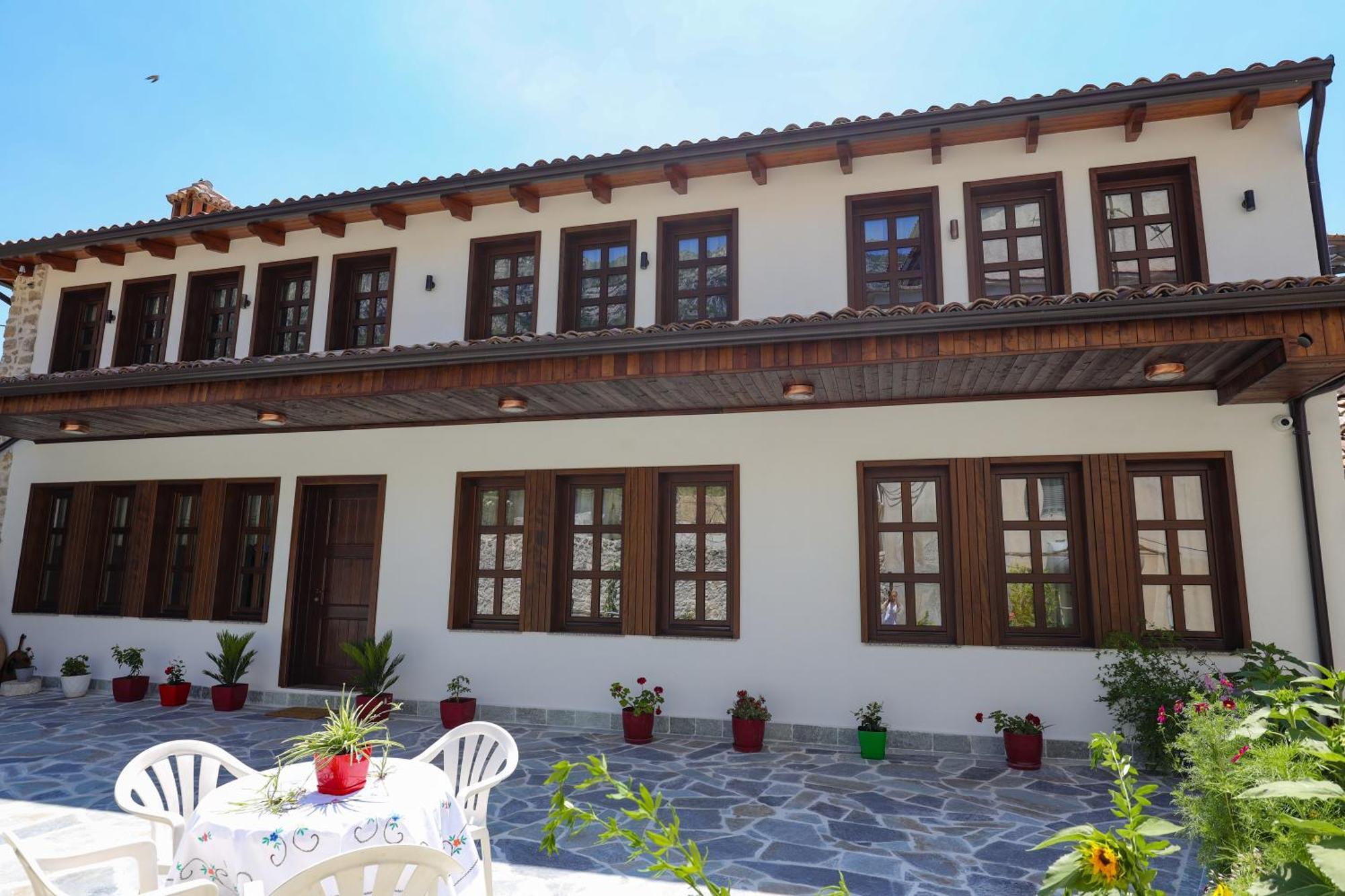 The House Of Dollma , Inside Kruja Castle Hotell Exteriör bild