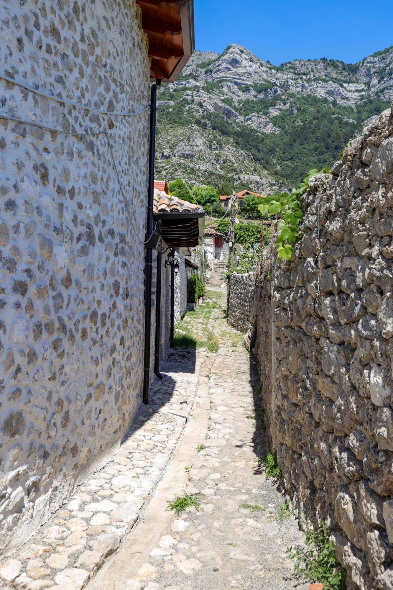 The House Of Dollma , Inside Kruja Castle Hotell Exteriör bild